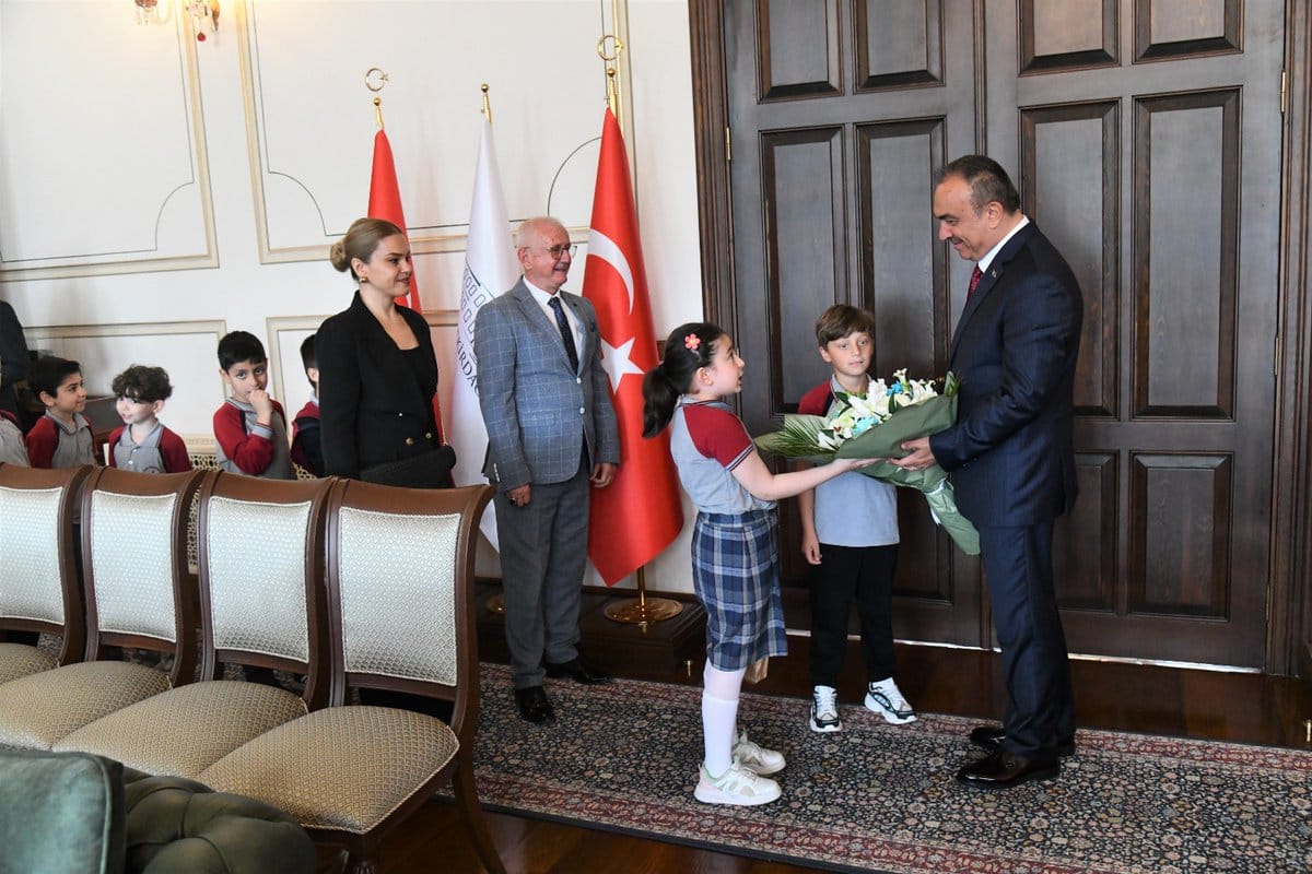 Vali Soytürk’ten Minik Öğrencilere Makamında Sürpriz