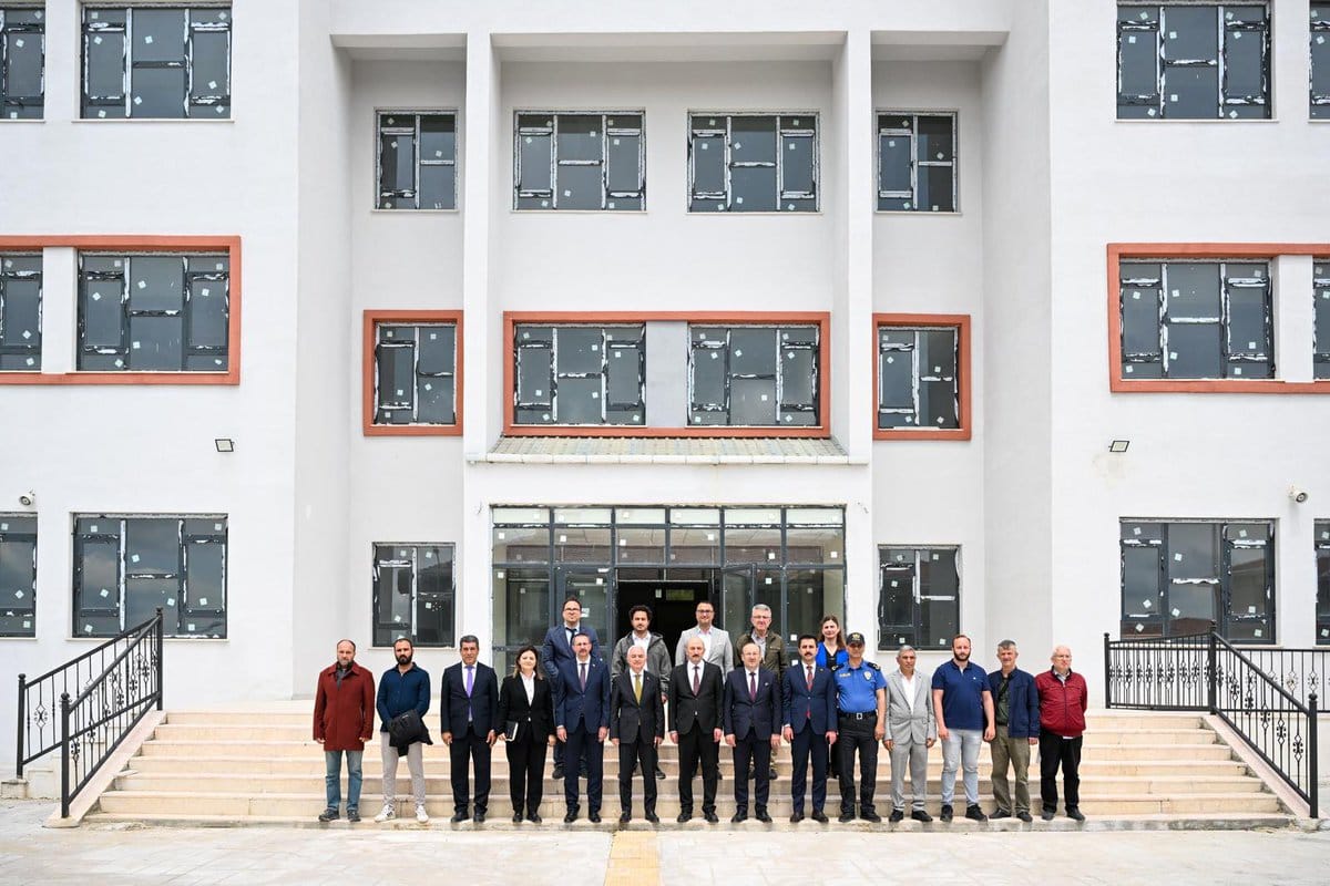 Vali Turan, TOKİ Pınarhisar Ortaokulu İnşaatında İnceleme Yaptı
