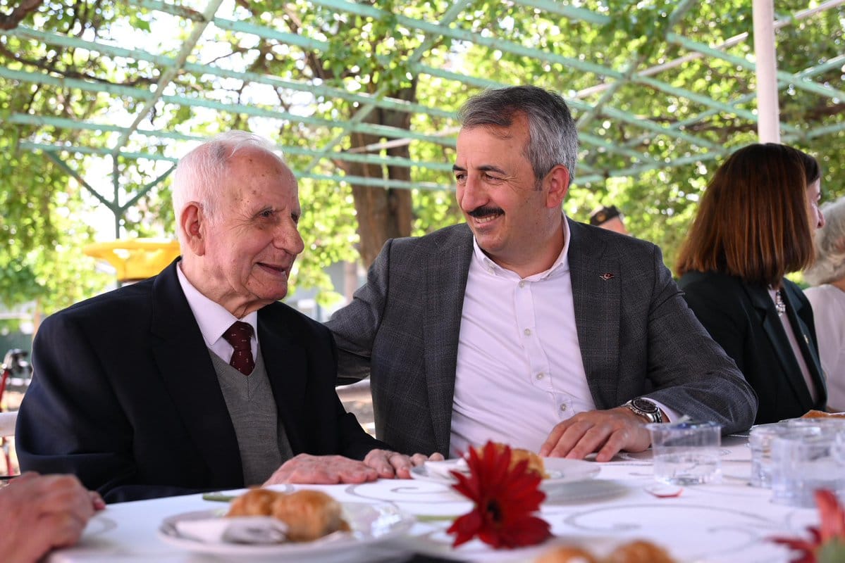 Vali Sezer, Huzurevinde Büyüklerin Bayramını Kutladı
