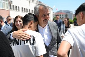 Vali Sezer'den Çocuklara Bayram Sürprizi