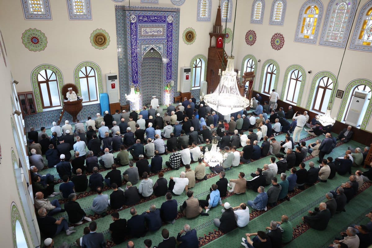Vali Toraman’dan Şehitler Camii’nde Bayramlaşma