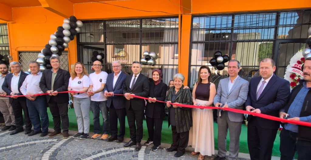 Bayramiç Kaymakamlığı ve Belediyesi iş birliğiyle "Hangar Pilates" yaşam merkezi açıldı. Kaymakam Emrah Bütün ve Başkan Atılgan'ın katıldığı açılış detayları burada. Bayramiç Haberler