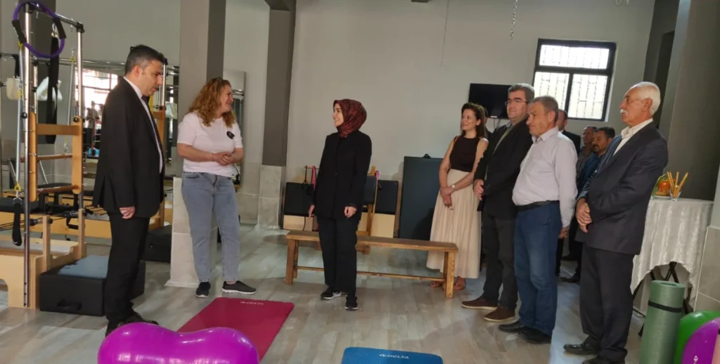 Bayramiç Kaymakamlığı ve Belediyesi iş birliğiyle "Hangar Pilates" yaşam merkezi açıldı. Kaymakam Emrah Bütün ve Başkan Atılgan'ın katıldığı açılış detayları burada. Bayramiç Haberler