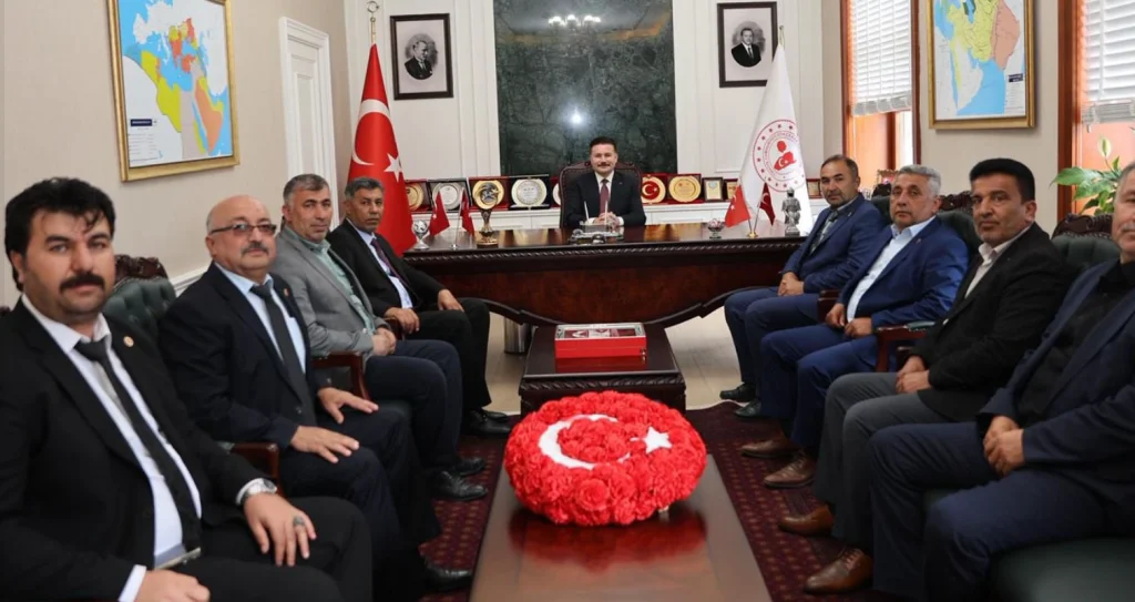 Gökçeada Kaymakamı Osman Acar'a Hatay Hassa muhtarlarından anlamlı vefa ziyareti. Deprem sürecindeki liderliği ve vatandaş odaklı yönetimi için teşekkür eden muhtarlar, Acar'ı makamında ziyaret etti. Gökçeada Haberler