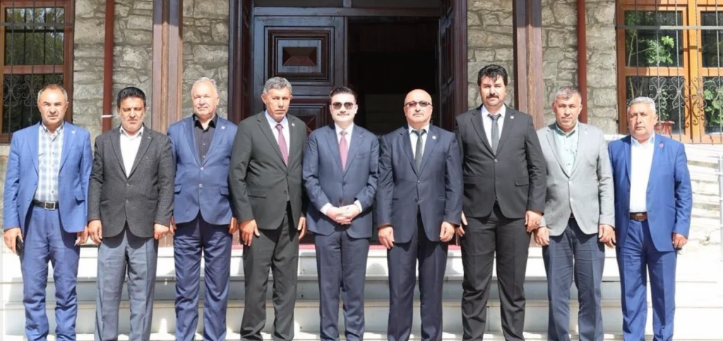Gökçeada Kaymakamı Osman Acar'a Hatay Hassa muhtarlarından anlamlı vefa ziyareti. Deprem sürecindeki liderliği ve vatandaş odaklı yönetimi için teşekkür eden muhtarlar, Acar'ı makamında ziyaret etti. Gökçeada Haberler