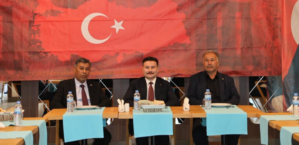 Gökçeada Kaymakamı Osman Acar'a Hatay Hassa muhtarlarından anlamlı vefa ziyareti. Deprem sürecindeki liderliği ve vatandaş odaklı yönetimi için teşekkür eden muhtarlar, Acar'ı makamında ziyaret etti. Gökçeada Haberler