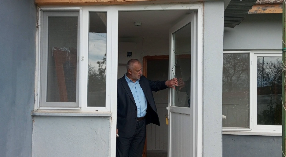 Havsa Arpaç Köyü'nde meydana gelen lojman yangını sonrası Müftü Mahmut Ateş hasar tespit çalışması yaptı. Detaylı teknik inceleme ve onarım süreci haberimizde. Havsa Haberler