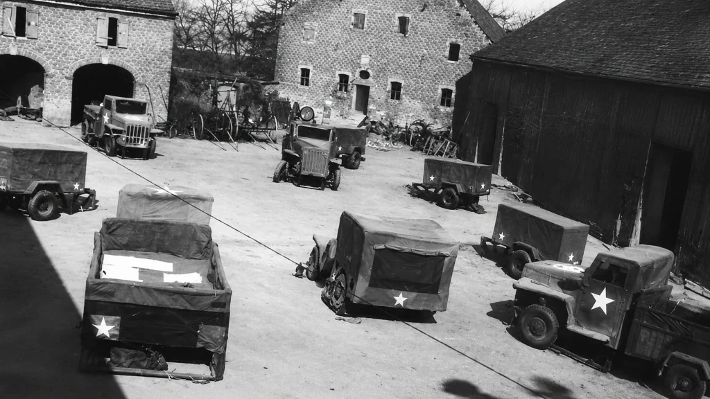 İkinci Dünya Savaşı'nın en gizli askeri operasyonu: Hayalet Ordu. Şişme tanklar ve sahte radyo sinyalleriyle Ren Nehri geçişinde Alman ordusunu alt eden sanatçıların hikayesi.