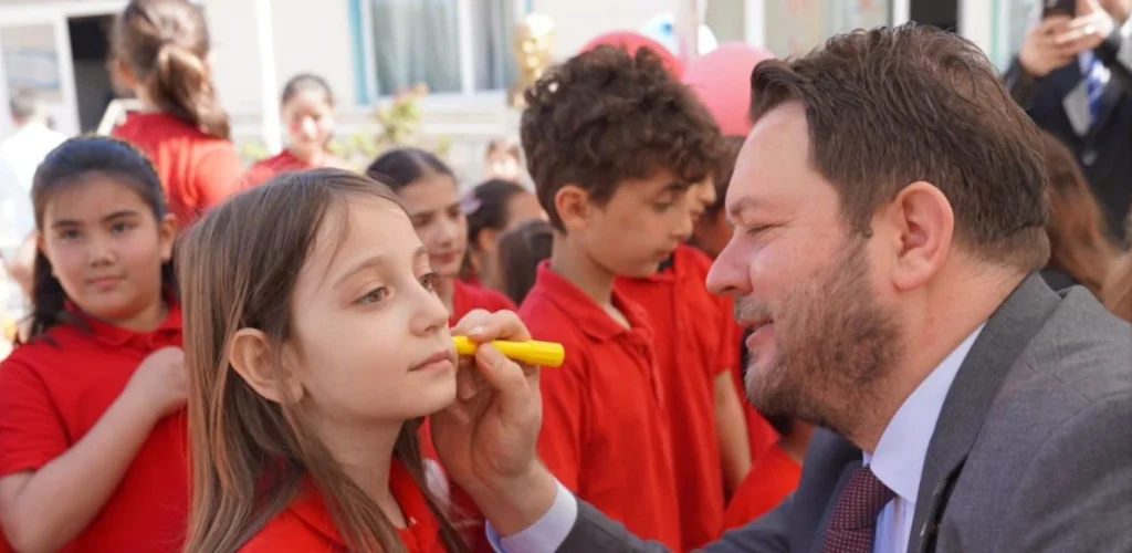 Pınarhisar Belediyesi'nin "Her Okulda Birlik, Her Sofrada Kardeşlik" projesi Cumhuriyet İlkokulu'nda başladı. İhsan Talay ve ilçe protokolü çocuklarla bir araya gelerek kardeşlik bağlarını güçlendirdi. Pınarhisar Belediyesi
