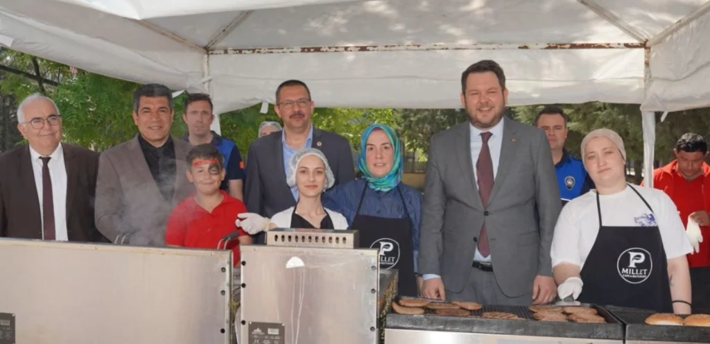 Pınarhisar Belediyesi'nin "Her Okulda Birlik, Her Sofrada Kardeşlik" projesi Cumhuriyet İlkokulu'nda başladı. İhsan Talay ve ilçe protokolü çocuklarla bir araya gelerek kardeşlik bağlarını güçlendirdi. Pınarhisar Belediyesi