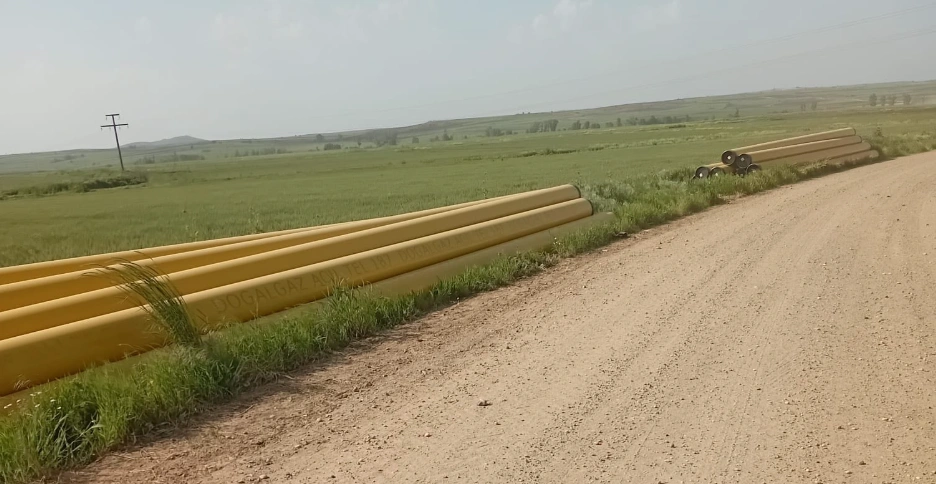 İpsala Kaymakamlığı koordinesinde İbriktepe Köyü doğalgaz altyapı çalışmaları hızla devam ediyor. Kaymakam Ömer Sevgili projeyi yakından takip ediyor. İpsala Haberler