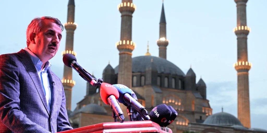 İstanbul'un Fethi'nin 573. yılı kutlamaları kapsamında Edirne Valiliği koordinesinde "İstanbul’un Fethi Edirne’den Başlar" programı düzenlendi. Büyük fetih yürüyüşü ve detaylar haberimizde. Edirne Haberler