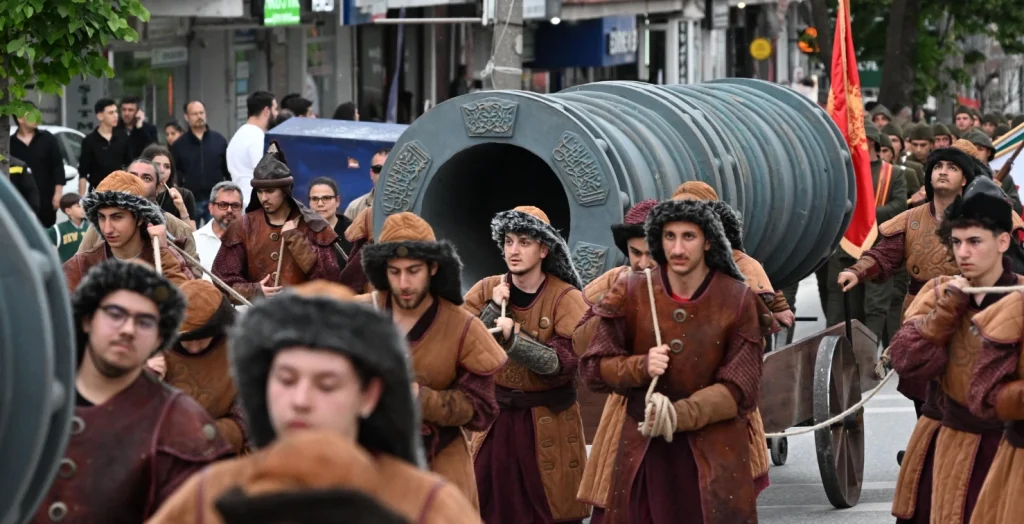 İstanbul'un Fethi'nin 573. yılı kutlamaları kapsamında Edirne Valiliği koordinesinde "İstanbul’un Fethi Edirne’den Başlar" programı düzenlendi. Büyük fetih yürüyüşü ve detaylar haberimizde. Edirne Haberler