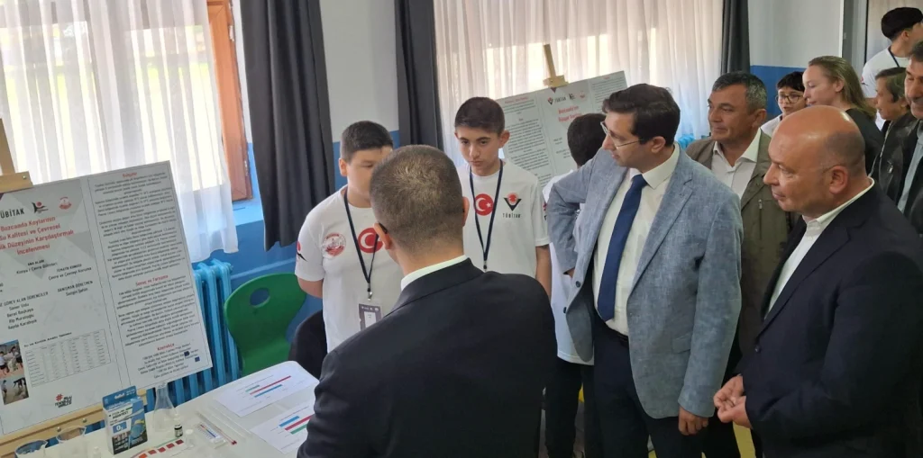 Bozcaada Belediye Başkanı Yahya Göztepe, İstiklal Ortaokulu TÜBİTAK 4006 Bilim Fuarı’nda öğrencilerle buluştu. Gençlerin bilimsel projeleri ve etkinlik detayları burada.