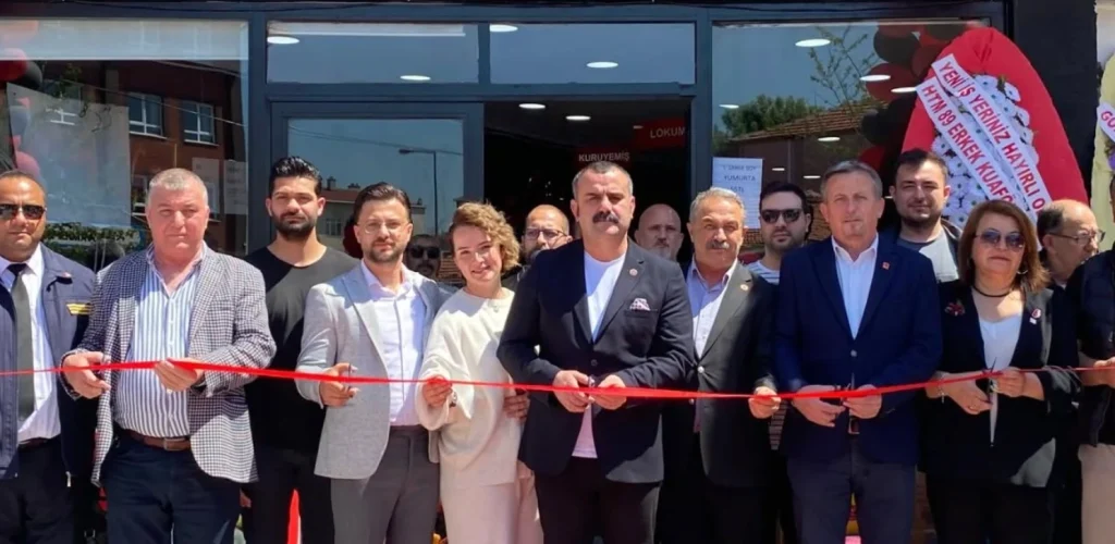 Uzunköprü Belediyesi ve Belediye Başkanı Ediz Martin'in katılımıyla Kahvecioğlu Kuruyemiş açıldı. Küçük Şehsuvarbey Mahallesi'ndeki yeni işletme ve açılış detayları burada. Uzunköprü Haberler