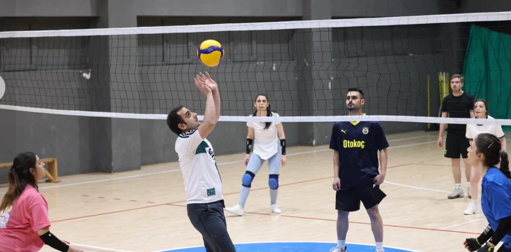 Kapaklı Belediyesi'nin 25 takımlı dev voleybol turnuvası başladı! Pınarca İlkan Karaman Spor Salonu'ndaki maçlar ve turnuva detayları için haberimizi okuyun. Kapaklı Haberler