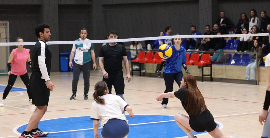 Kapaklı Belediyesi'nin 25 takımlı dev voleybol turnuvası başladı! Pınarca İlkan Karaman Spor Salonu'ndaki maçlar ve turnuva detayları için haberimizi okuyun. Kapaklı Haberler