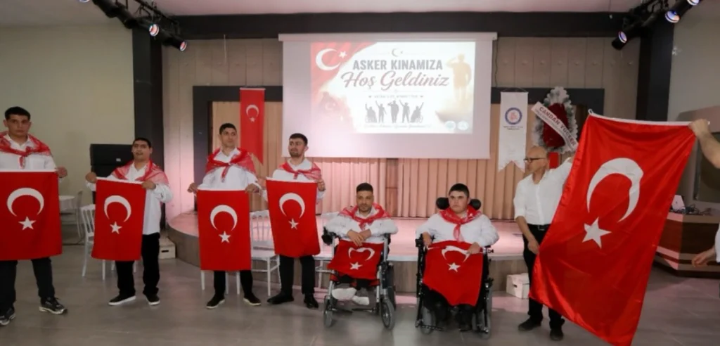Kapaklı'da özel bireyler için düzenlenen asker kınası etkinliği büyük ilgi gördü. Engelliler Haftası kapsamında yapılan bu anlamlı törenin detayları haberimizde. Kapaklı Haberler