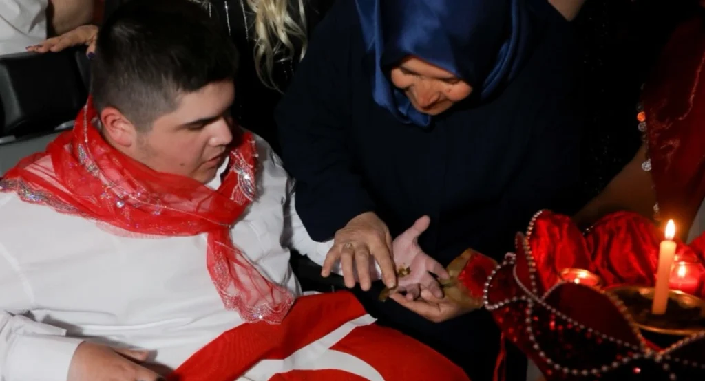 Kapaklı'da özel bireyler için düzenlenen asker kınası etkinliği büyük ilgi gördü. Engelliler Haftası kapsamında yapılan bu anlamlı törenin detayları haberimizde. Kapaklı Haberler