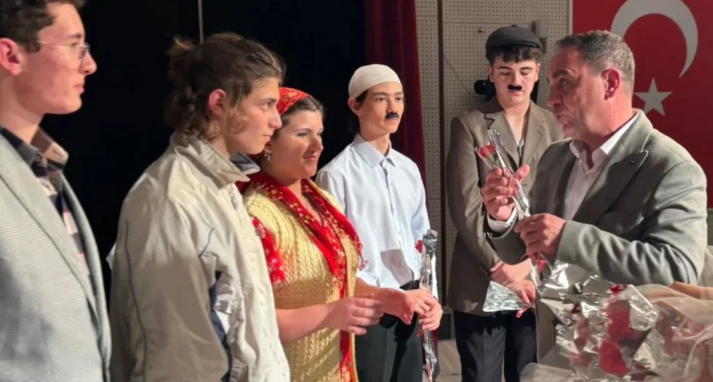 Keşan Anadolu Lisesi'nin "Komşu Köyün Delisi" oyunu büyük beğeni topladı. Keşan Belediyesi destekli etkinlikte gençler sanatın gücünü sergiledi. Detaylar için tıklayın.
