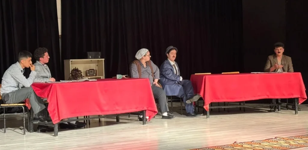 Keşan Anadolu Lisesi'nin "Komşu Köyün Delisi" oyunu büyük beğeni topladı. Keşan Belediyesi destekli etkinlikte gençler sanatın gücünü sergiledi. Detaylar için tıklayın.
