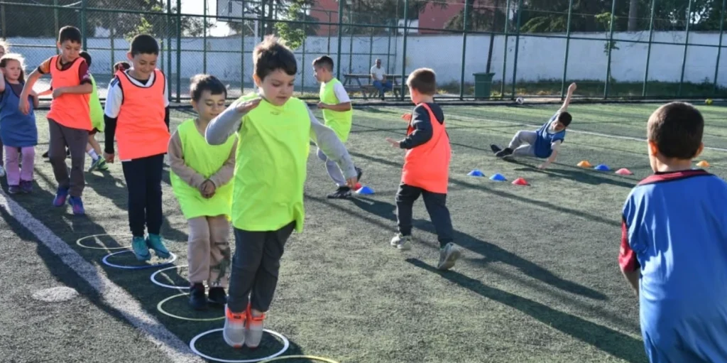 Keşan Belediyesi, 7-12 yaş arası çocuklar için futbol kurslarını başlattı! Sporun birleştirici gücüyle çocukları geleceğe hazırlayan uzman eğitimlerin detayları haberimizde. Keşan Haberler