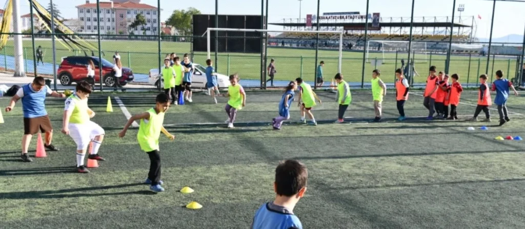 Keşan Belediyesi, 7-12 yaş arası çocuklar için futbol kurslarını başlattı! Sporun birleştirici gücüyle çocukları geleceğe hazırlayan uzman eğitimlerin detayları haberimizde. Keşan Haberler