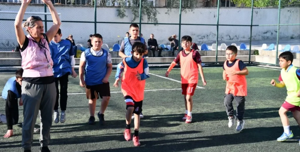 Keşan Belediyesi, 7-12 yaş arası çocuklar için futbol kurslarını başlattı! Sporun birleştirici gücüyle çocukları geleceğe hazırlayan uzman eğitimlerin detayları haberimizde. Keşan Haberler