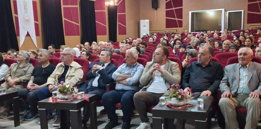 Bayramiç Kaymakamı Emrah Bütün, yönetmenliğini Serkan Uslu'nun yaptığı "Kireç Ocakları Son Ateş" belgesel galasına katılarak ilçenin kültürel mirasına vurgu yaptı. Bayramiç Haberler