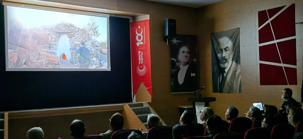 Bayramiç Kaymakamı Emrah Bütün, yönetmenliğini Serkan Uslu'nun yaptığı "Kireç Ocakları Son Ateş" belgesel galasına katılarak ilçenin kültürel mirasına vurgu yaptı. Bayramiç Haberler