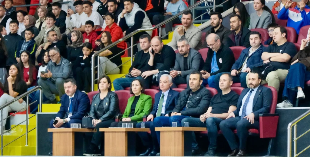 Kırklareli Belediyesi FBO, deplasmanda İstanbul GSK'yı 100-81 yenerek Süper Lig yolunda dev bir adım attı. 6 Mayıs'taki büyük rövanş için nefesler tutuldu. Kırklareli Haberler