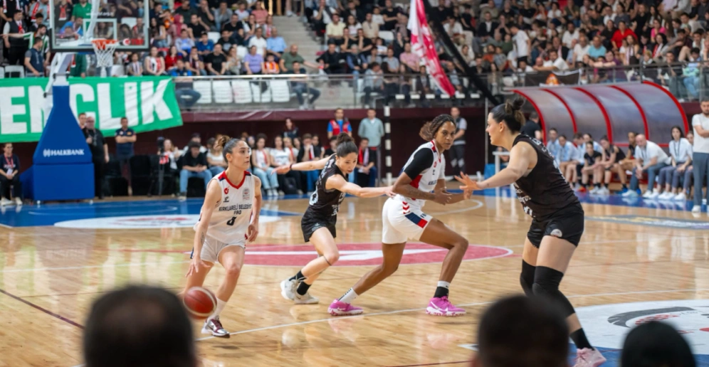 Kırklareli Belediyesi Fen Bilimleri Okulları Kadın Basketbol Takımı, final serisinde durumu 2-2'ye getirerek Süper Lig yürüyüşünü son maça bıraktı. Kırklareli Haberler