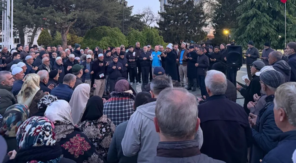 Kırklareli'nde hacı adayları için düzenlenen muhteşem uğurlama töreninde Vali Uğur Turan, birlik ve beraberlik mesajları verdi. Detaylar ve manevi anlar haberimizde. Kırklareli Haberler