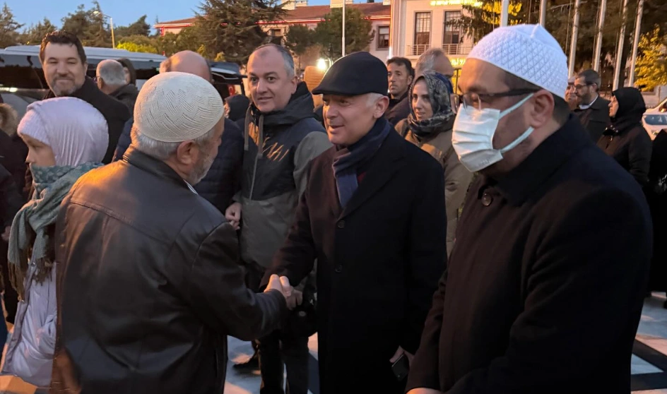 Kırklareli'nde hacı adayları için düzenlenen muhteşem uğurlama töreninde Vali Uğur Turan, birlik ve beraberlik mesajları verdi. Detaylar ve manevi anlar haberimizde. Kırklareli Haberler