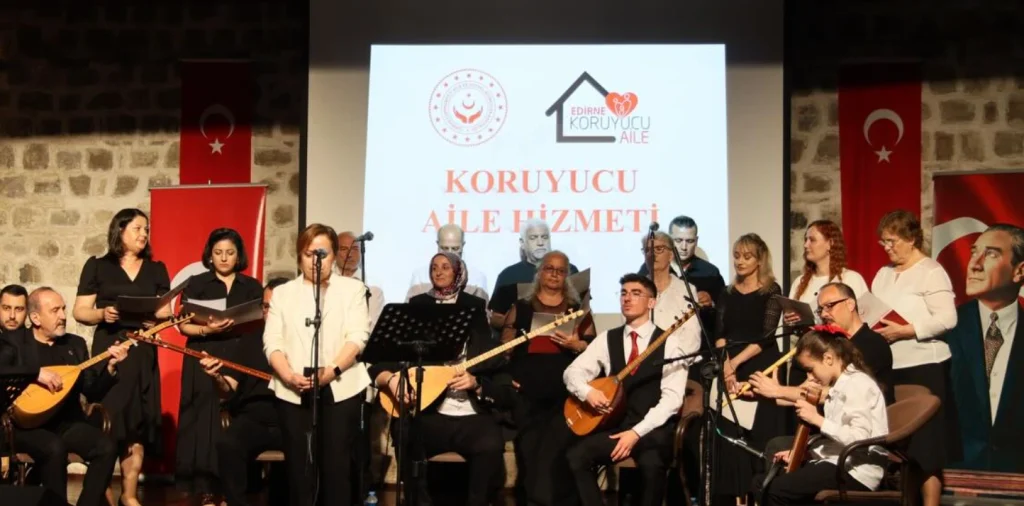 Edirne'de Anneler Günü'ne özel Koruyucu Aile Tanıtımı ve Anne Türküleri konseri düzenlendi. Canan Sezer Hanımefendi'nin katıldığı programda koruyucu aile hizmetlerinin önemi anlatıldı. Edirne Haberler