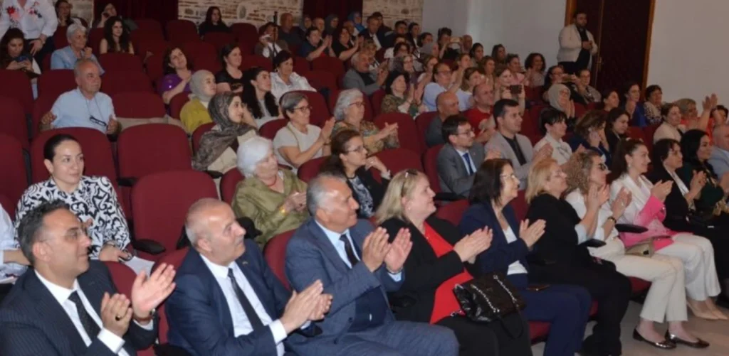 Edirne'de Anneler Günü'ne özel Koruyucu Aile Tanıtımı ve Anne Türküleri konseri düzenlendi. Canan Sezer Hanımefendi'nin katıldığı programda koruyucu aile hizmetlerinin önemi anlatıldı. Edirne Haberler