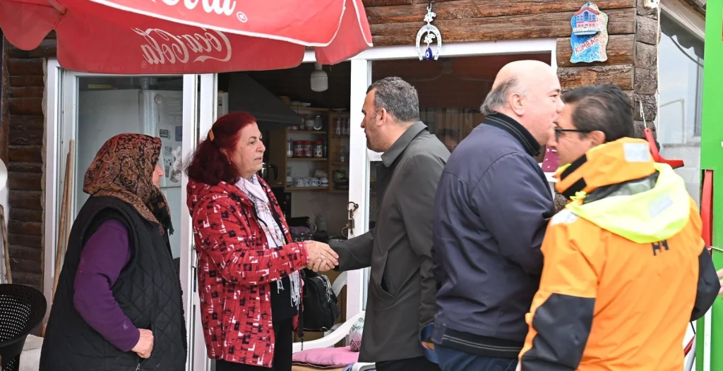 Süleymanpaşa Belediyesi, Kumbağ sahil şeridinde yol yenileme ve modern kent mobilyası çalışmalarını sürdürüyor. Volkan Nallar çalışmaları yerinde inceledi. Detaylar haberimizde.