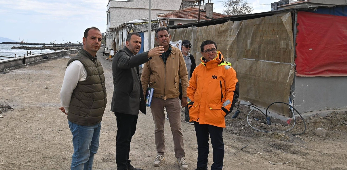 Kumbağ Sahilinde Yaz Mesaisi: Yol ve Kent Mobilyaları