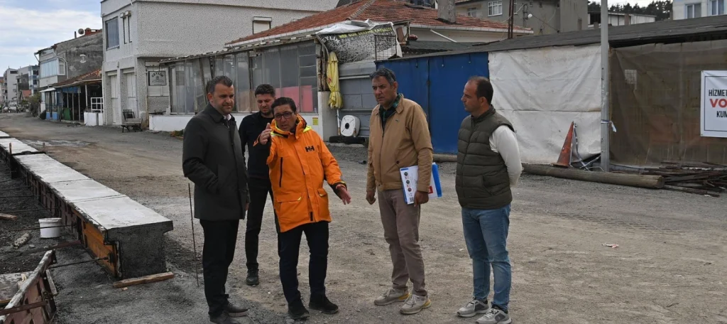 Süleymanpaşa Belediyesi, Kumbağ sahil şeridinde yol yenileme ve modern kent mobilyası çalışmalarını sürdürüyor. Volkan Nallar çalışmaları yerinde inceledi. Detaylar haberimizde.