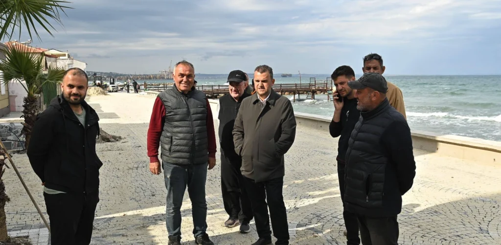 Süleymanpaşa Belediyesi, Kumbağ sahil şeridinde yol yenileme ve modern kent mobilyası çalışmalarını sürdürüyor. Volkan Nallar çalışmaları yerinde inceledi. Detaylar haberimizde.