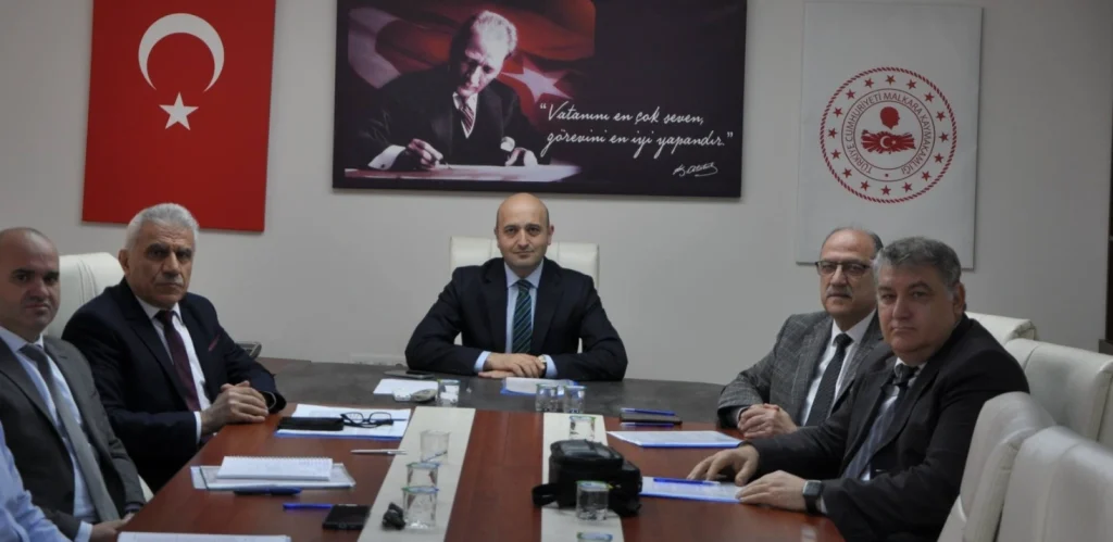 Malkara Kaymakamlığı, Kurban Bayramı için hazırlıklarını tamamladı. Kaymakam Haluk KOÇ başkanlığında yapılan toplantıda kurban kesim yerleri, hijyen ve çevre sağlığı tedbirleri kararlaştırıldı.