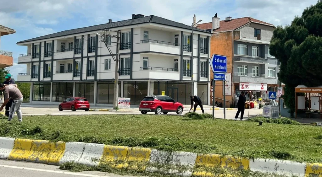Pehlivanköy Belediyesi, Kurban Bayramı öncesi ilçe genelinde temizlik ve bakım seferberliği başlattı. Camiler, kabristanlar ve parklar bayrama hazırlanıyor.