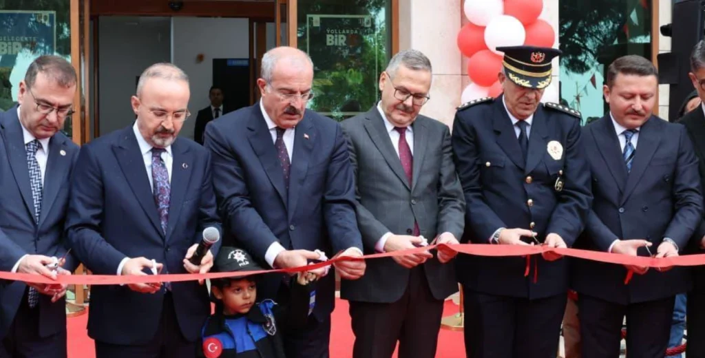 Lapseki İlçe Emniyet Müdürlüğü yeni hizmet binası törenle açıldı. İçişleri Bakan Yardımcısı Bülent Turan ve protokolün katıldığı açılışta, modern güvenlik tesisinin önemi vurgulandı.