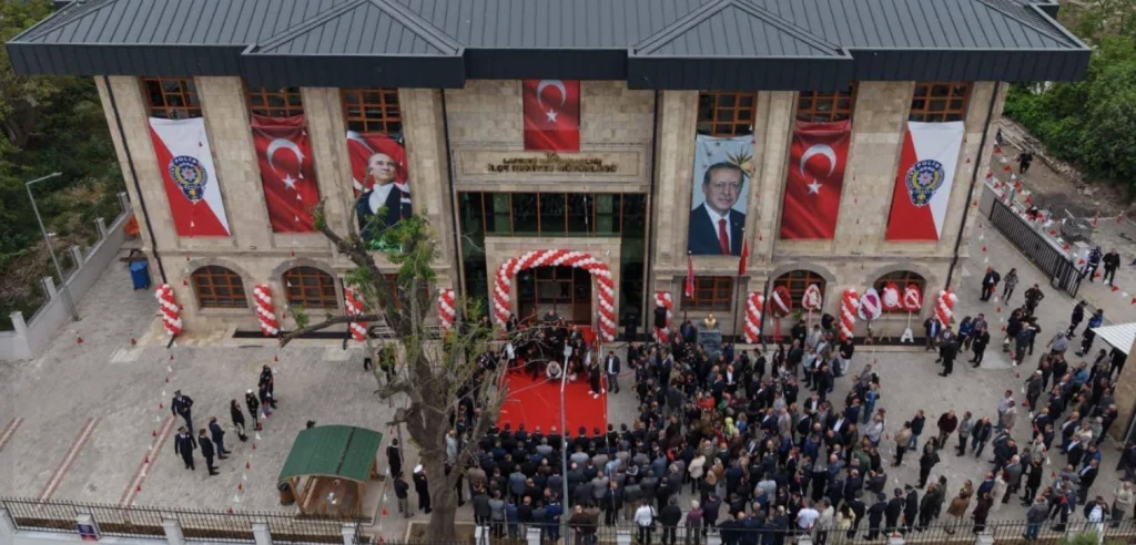 Lapseki İlçe Emniyet Müdürlüğü yeni hizmet binası törenle açıldı. İçişleri Bakan Yardımcısı Bülent Turan ve protokolün katıldığı açılışta, modern güvenlik tesisinin önemi vurgulandı.