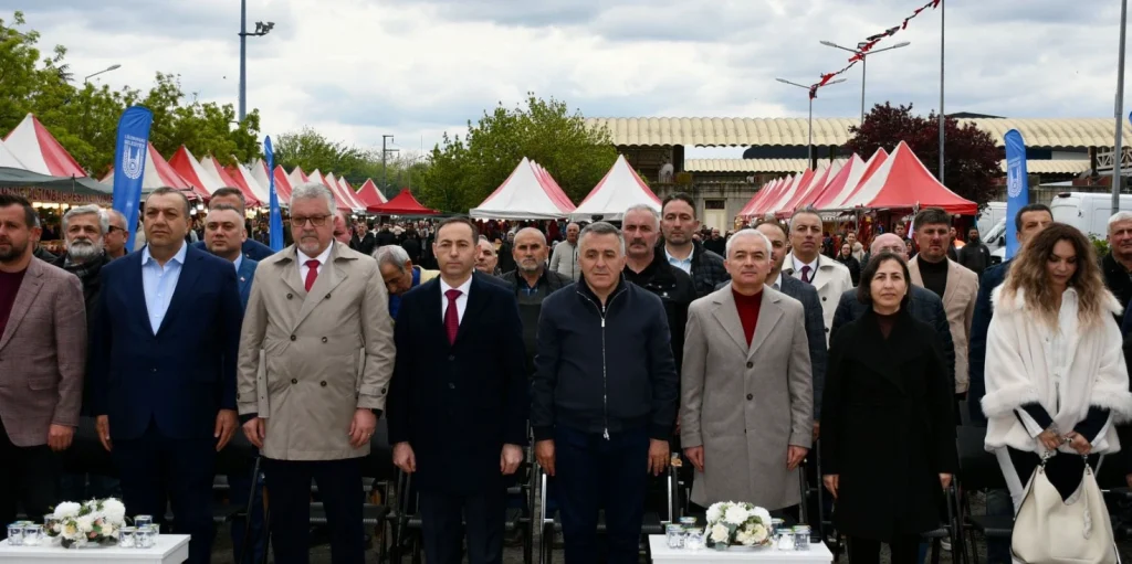 Dr. Murat Gerenli, Lüleburgaz Karadeniz Bahar Şenlikleri açılışında birlik mesajı verdi. Karadeniz kültürünün en güzel örnekleri bu şenlikte buluştu. Detaylar için tıklayın. Lüleburgaz Haberler