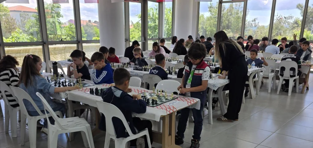 Malkara Belediyesi Kültür Merkezi'nde 19 Mayıs kutlamaları kapsamında düzenlenen Satranç Turnuvası başladı. Gençlerin zeka ve strateji mücadelesi büyük ilgi görüyor. Malkara Haberler