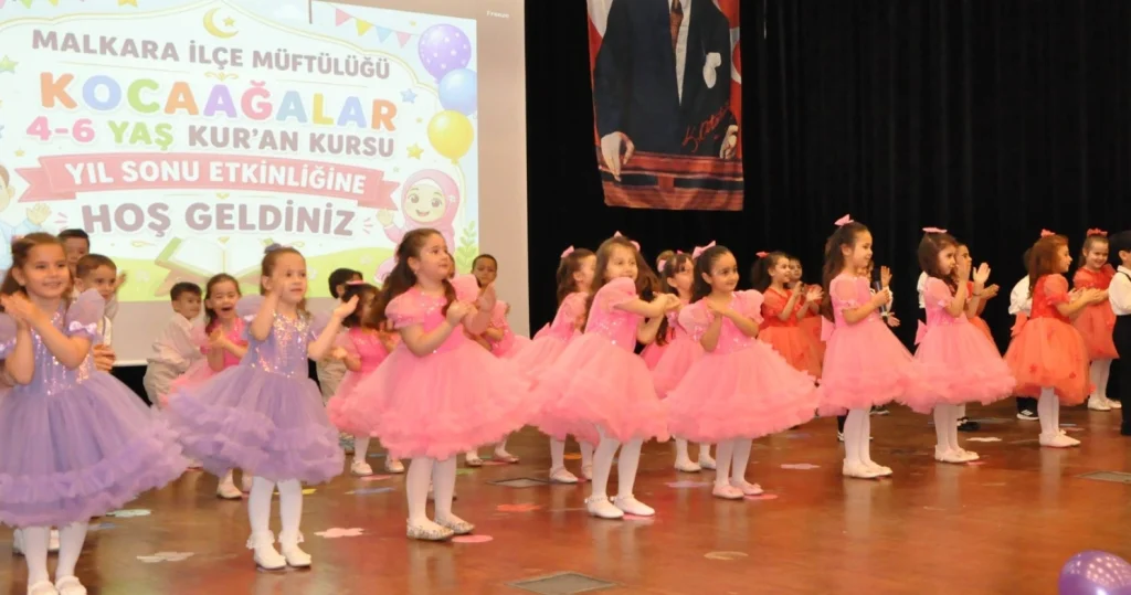 Malkara'da minik kalplerin yıl sonu coşkusu! Kaymakam Haluk Koç'un katılımıyla Koca Ağalar Camii 4-6 yaş grubu öğrencilerinin hazırladığı özel program nefes kesti. Malkara Habererler