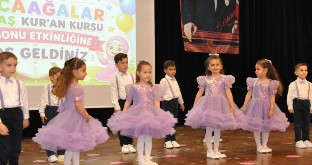 Malkara'da minik kalplerin yıl sonu coşkusu! Kaymakam Haluk Koç'un katılımıyla Koca Ağalar Camii 4-6 yaş grubu öğrencilerinin hazırladığı özel program nefes kesti. Malkara Habererler