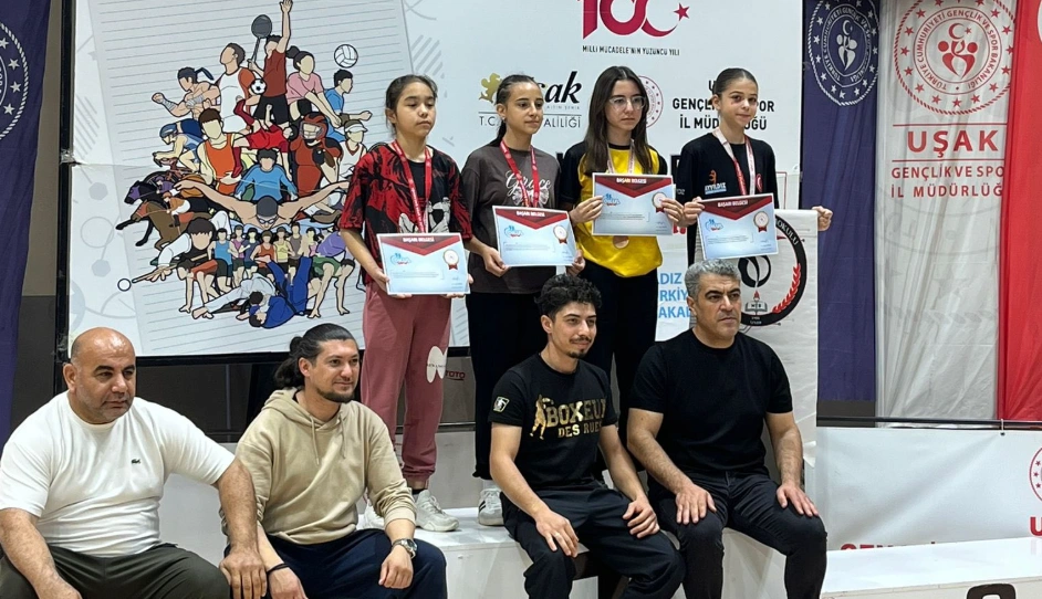 Demirköy Belediyespor Kulübü'nden tarihi başarı! Muay Thai Türkiye Şampiyonası'nda iki gümüş madalya kazanan Odina Baratova ve Sümeyye Aybüke Üri ilçeyi gururlandırdı.