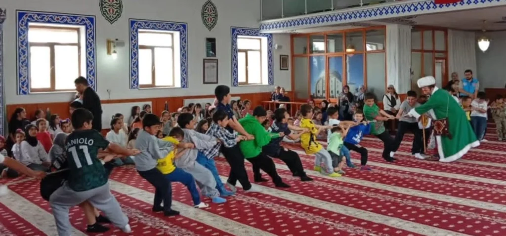 Pınarhisar Belediyesi ve Müftülüğü iş birliğinde düzenlenen Nasrettin Hoca etkinliği ile çocuklar milli ve manevi değerlerle buluştu. İhsan Talay'ın çocuk odaklı projeleri devam ediyor.